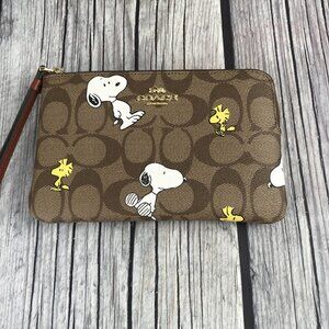 NWT Coach X Peanuts Corner Zip Wristlet Wallet With Snoopy & Woodstock